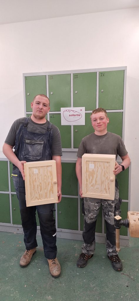 Vítězové soutěže Sollertia pózují se svým výrobkem