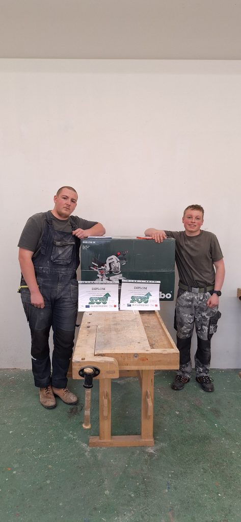 Vítězové soutěže Sollertia pózují se svýi cenami