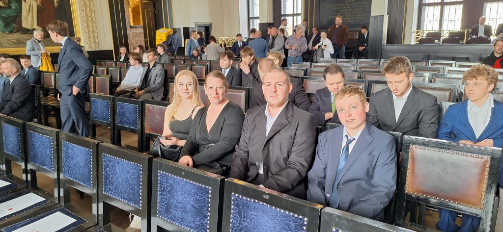 Naši žáci ořekávají zahájení ceremoniálu