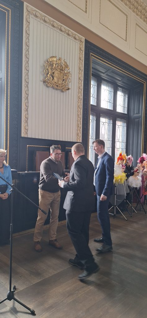 Jan Hruška si přebírá ocenění