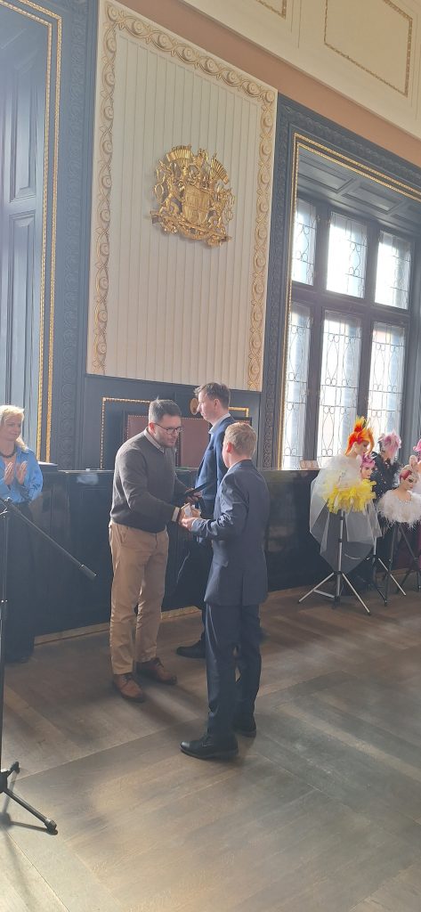 Lukáš Trmal si přebírá ocenění