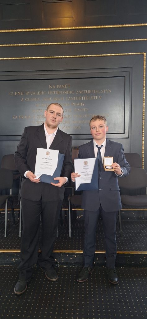 Žáci společně pźují se svými diplomy a medailí