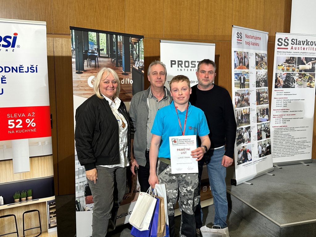 Společná fotografie soutěžícího a pedagogického doprovodu školy.