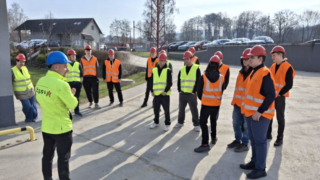 Odborník z firmy ŽPSV vysvětluje žákům technologii výroby betonu