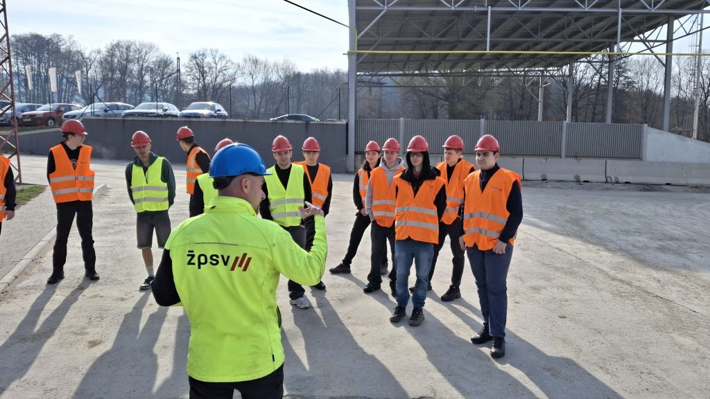 Odborník z firmy ŽPSV vysvětluje žákům technologii výroby betonu