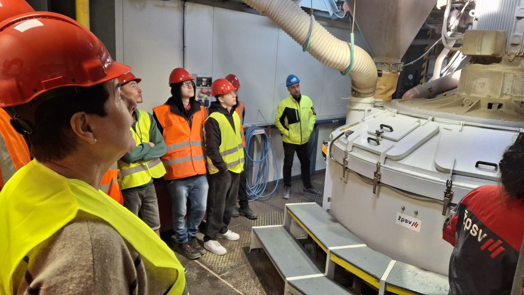 Odborník z firmy ŽPSV vysvětluje žákům technologii výroby betonu