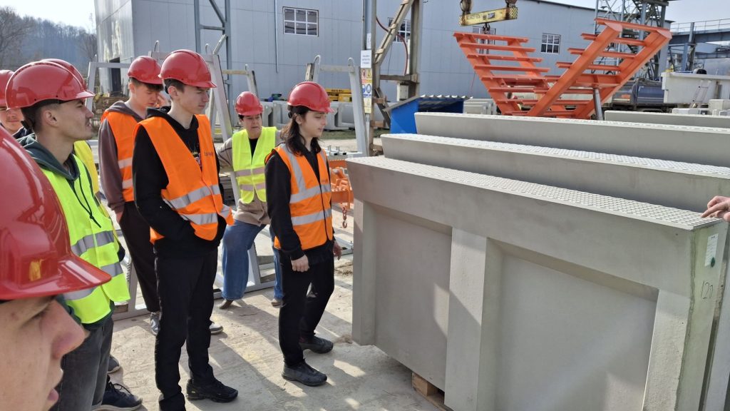 Žák si prohlíží betonový prefabrikát
