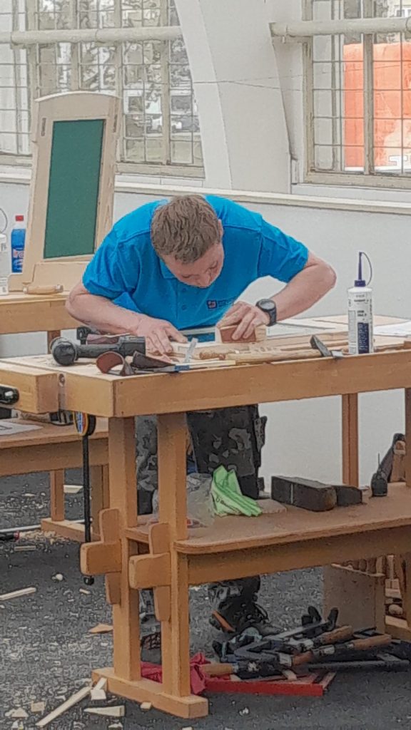 Lukáš trmal pracuje na svém soutěžním výrobku