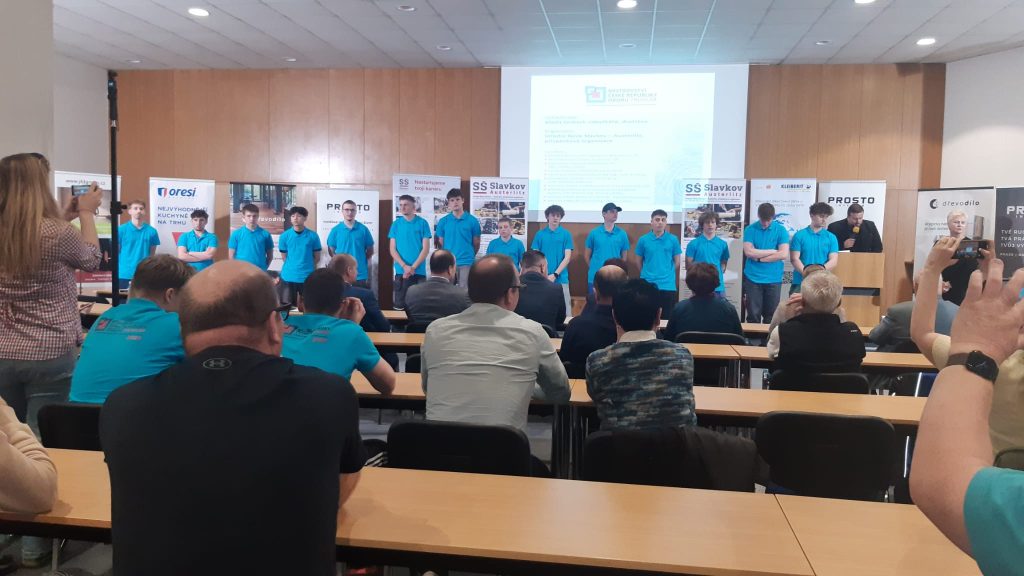 Žáci čekají na vyhlášení výsledků soutěže