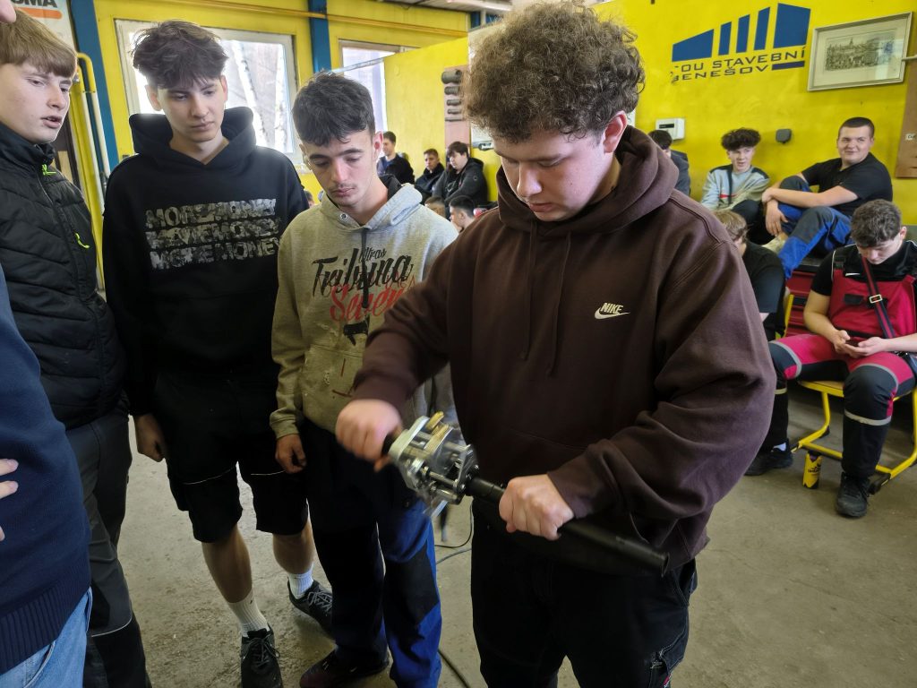 Žák zjišťuje jak svěrné spojení iJONT rozebrat a zase spojit.