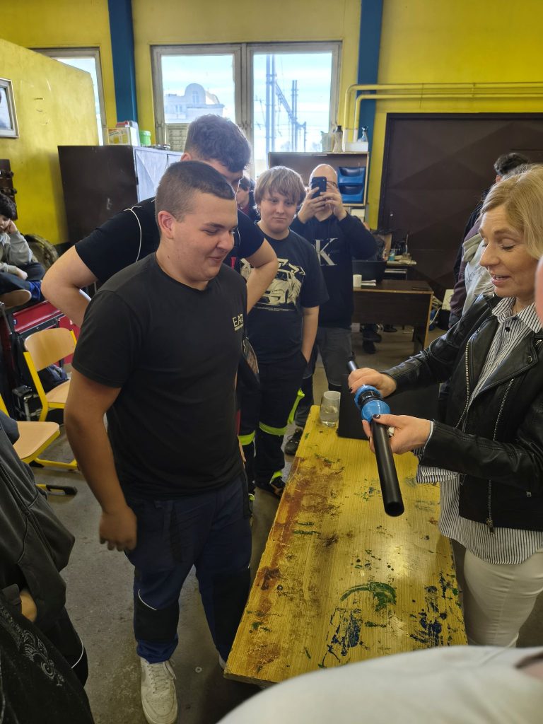 Žák se seznamuje se zařízením na přípravu trubek pro elektrosvařování.