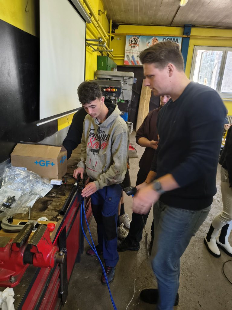 Student  zařízení používá a zdrsňuje trubku.