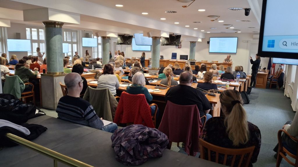 Konferenční místnost na Krajském úřadě s účastníky setkání