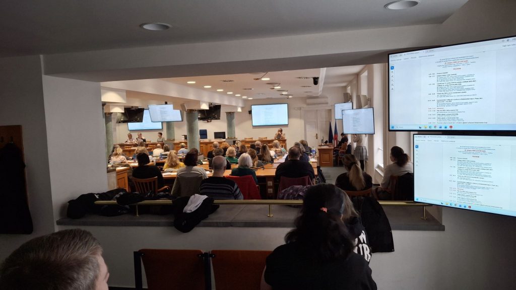 Konferenční místnost na Krajském úřadě s účastníky setkání