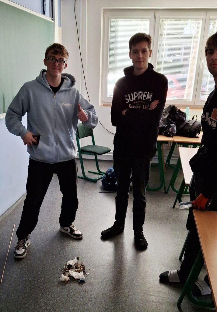 Žáci uklízí ve třídách školy
