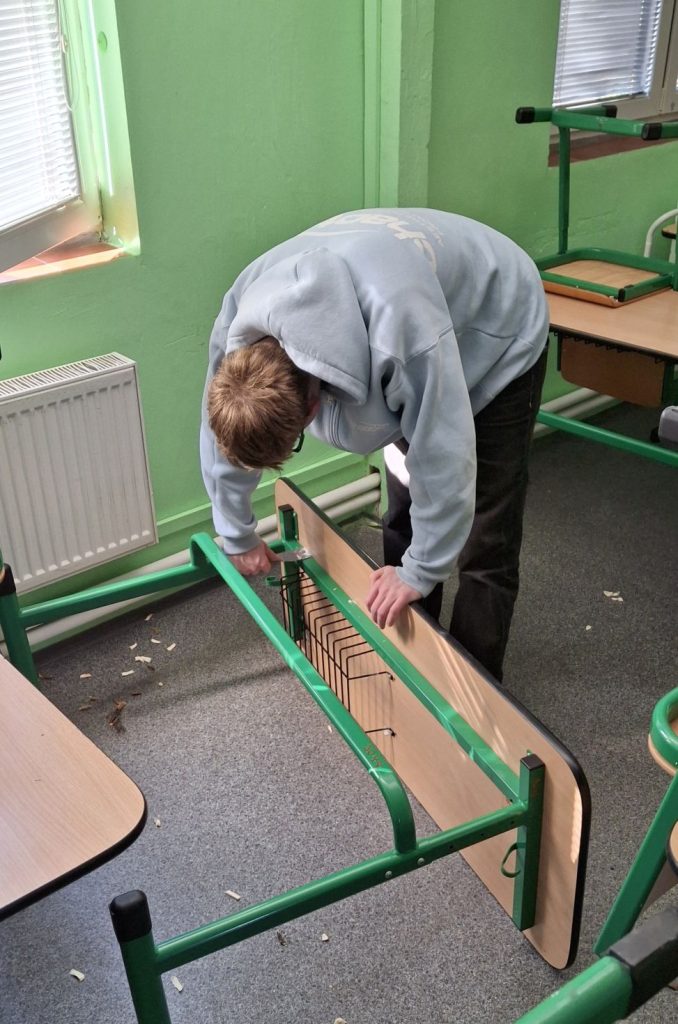 Žáci uklízí ve třídách školy