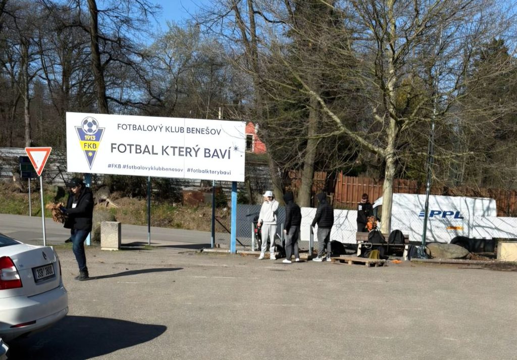 Žáci uklízí u fotbalového stadionu