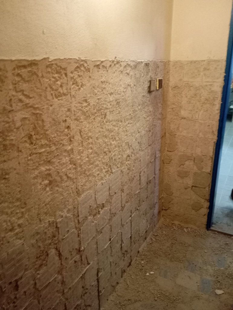 Odstranění starých obkladů a dlažby. Prostor připraven pro nové rozvody