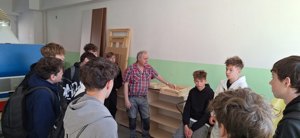Učitel představuje žákům obor truhlář