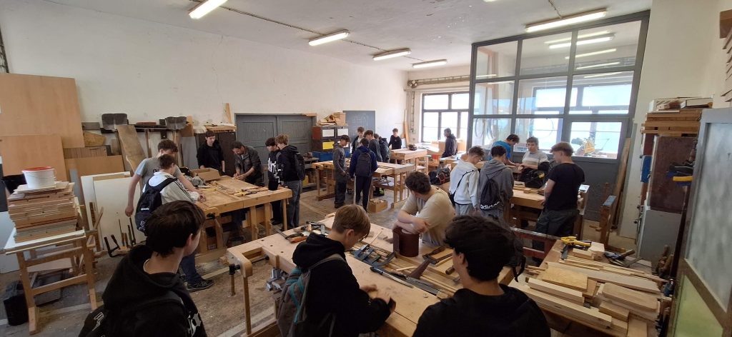 Návštěvníci si zkouší práci se dřevem