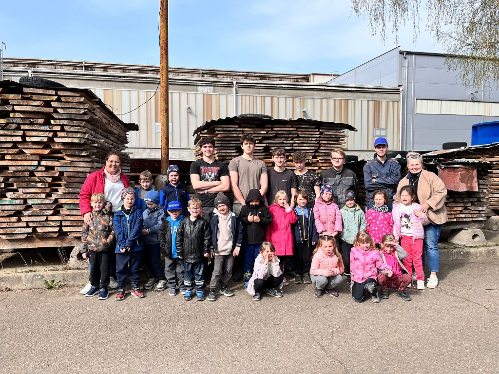 Splečná fotografie dětí ze školky a našich žáků