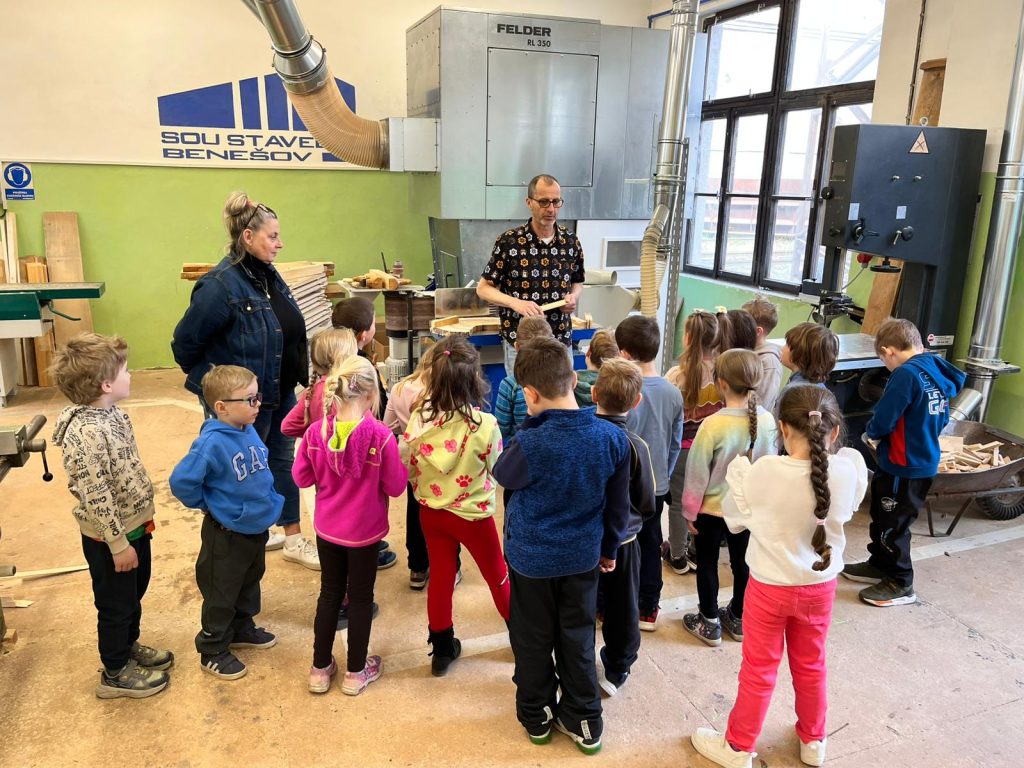 Učitel seznamuje děti s profesí truhláře