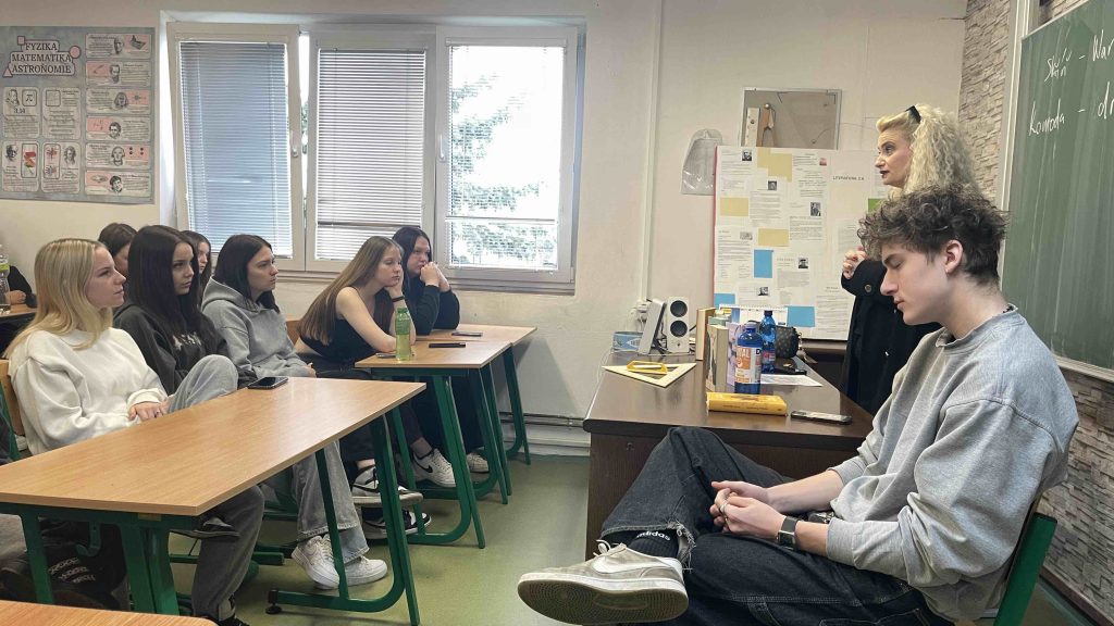 Spisovatelka představuje žákům své knihy