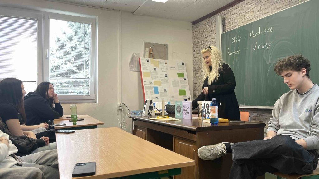 Spisovatelka představuje žákům své knihy