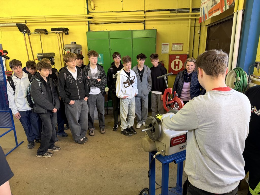 Žák 8. třídy si zkouší práci s elektrickým závitořezem.