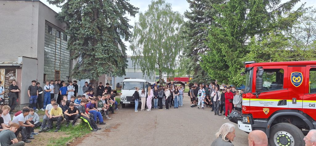 Hasiči předvádí žákům svou techniku