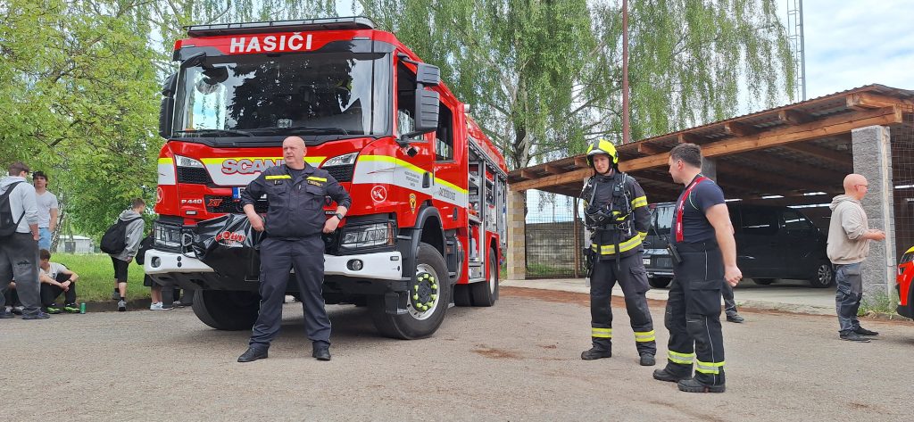 Hasiči předvádí žákům svou techniku