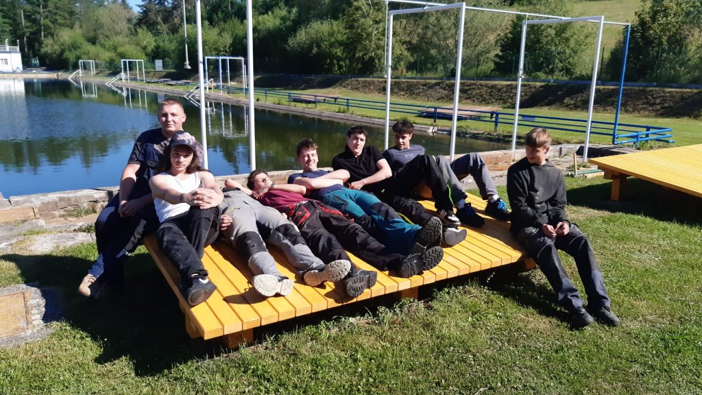 Žáci pózují po práci na opalovacím lehátku