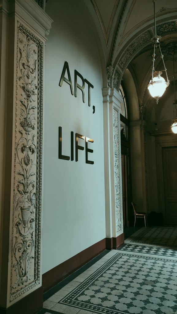 Plastický nápis Art, Life na zdi