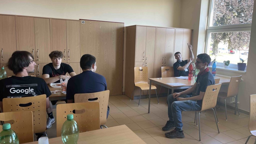 Žáci čekají na odběr krve