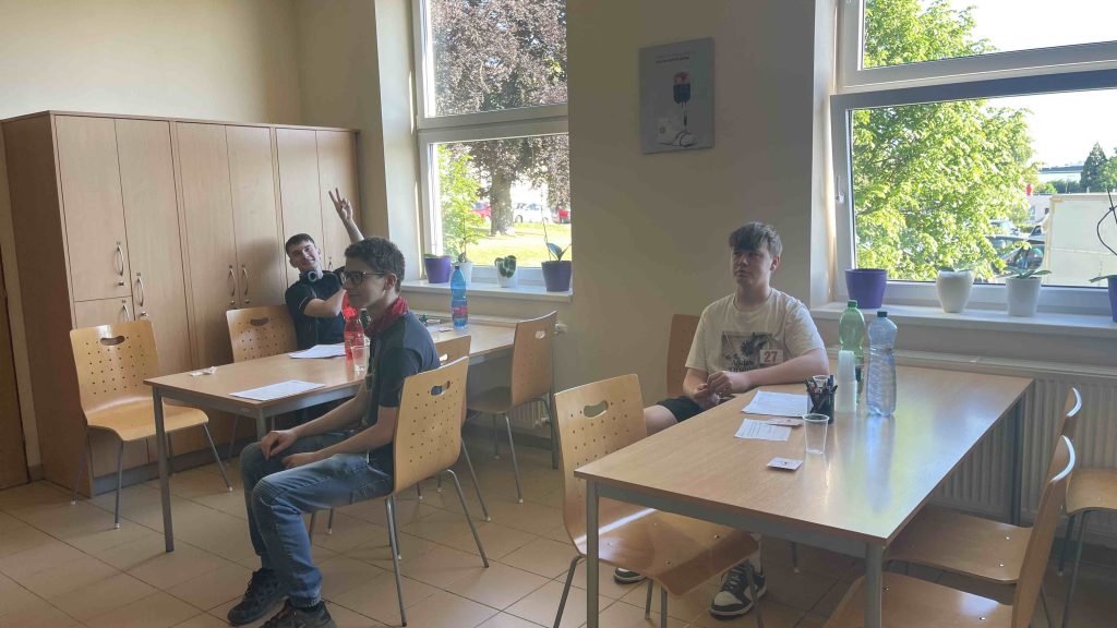 Žáci čekají na odběr krve