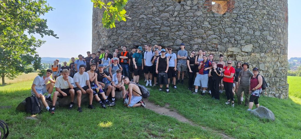Společná fotograie žáků u zříceniny větrného mlýna