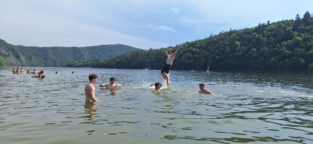 Žáci se koupají v přehradní nádrži